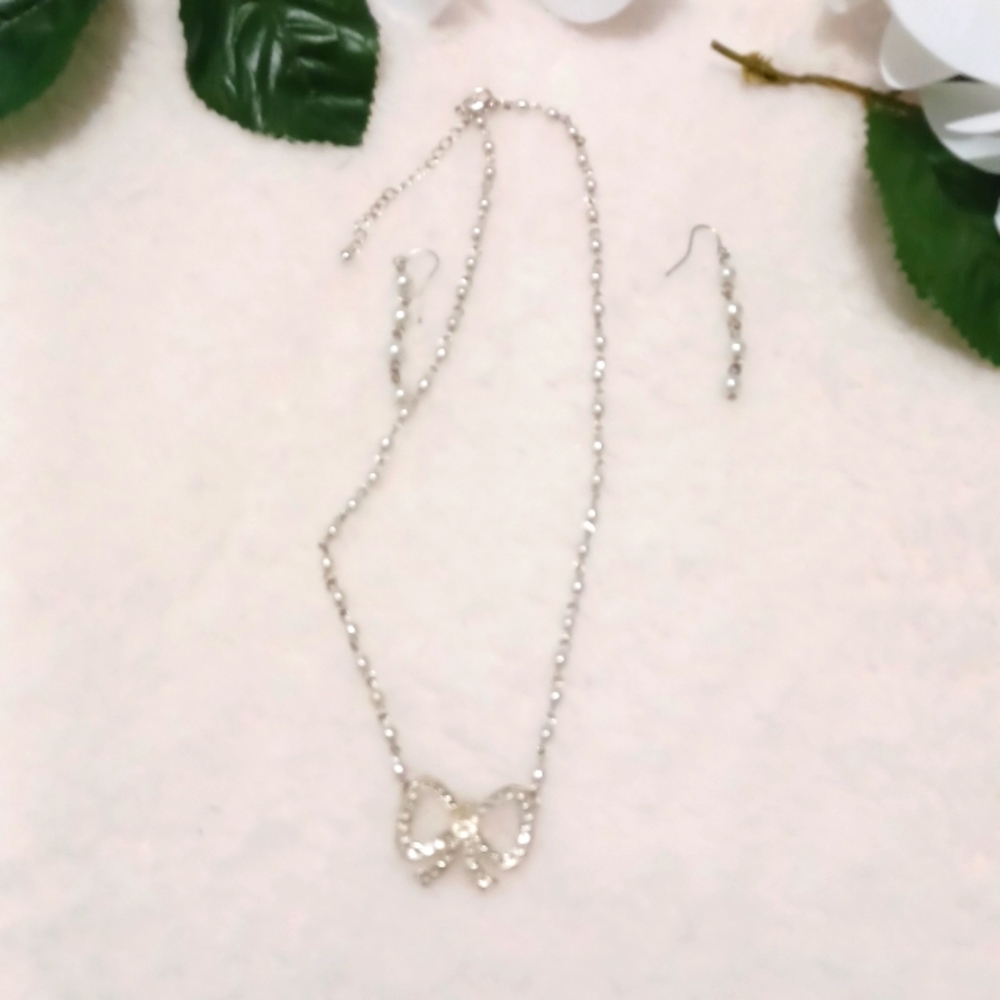 PEARL NECKLACE WITH THE EARRINGS
